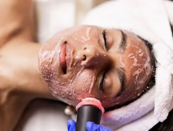 oxygeneo facial treatment for a woman